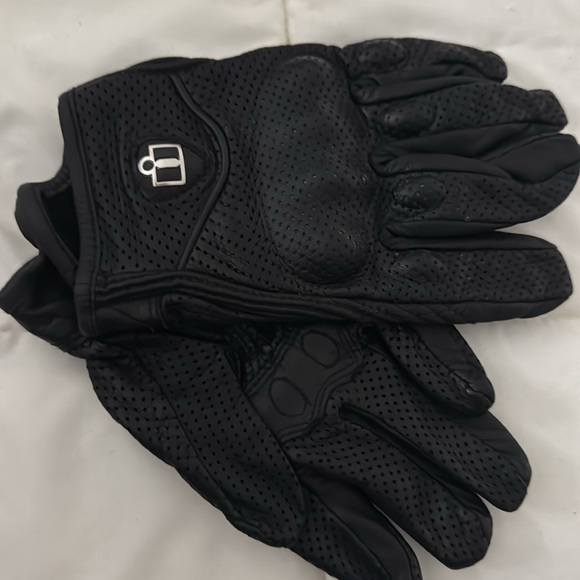 Motorcycle men’s gloves never used - Picture 2 of 2